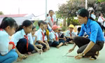 Cô Thạch Thị Bút Pha hướng dẫn học sinh tập gõ, đánh các bài&nbsp;trống Đội trên nền sân trường. Ảnh: Xuân Tùng