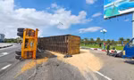 Container chở hàng liên tiếp bị lật khi qua vòng xuyến 