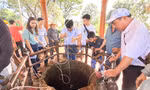 Vạn người nô nức về bảo tàng Quang Trung, xếp hàng uống nước giếng cổ nhà Tây Sơn