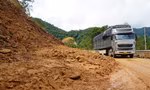 Hàng loạt điểm sạt lở trên cung đường lên cửa khẩu Cầu Treo 