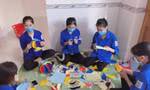 Làm đèn lồng từ ống hút, bán khẩu trang gây quỹ tặng quà Trung thu cho trẻ em nghèo 