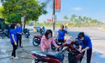 Bạn trẻ Hà Tĩnh rửa xe gây quỹ Trung thu cho trẻ em nghèo