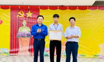 Trao tặng giấy khen nam sinh dũng cảm cứu người bị nước lũ cuốn trôi