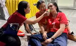 Vợ Duy Mạnh ăn mừng quá sung, được cảnh sát Thái Lan đưa ra khỏi sân