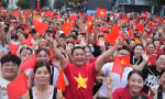 Biển người vỡ òa đón đoàn diễu binh trên đường phố TPHCM