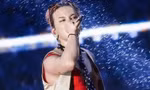G-Dragon biểu diễn giữa trời mưa xối xả ở Hà Nội, fan Việt lao lên sân khấu đòi ôm