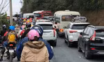 Du khách ùn ùn về Hà Giang, cổng trời Quản Bạ tắc đường