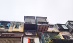 Nhiều chuồng cọp nằm "chênh vênh" giữa không trung do không có điểm tựa ở dưới. 
