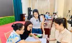 Người dân làm thủ tục nhận tiền hỗ trợ