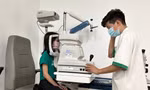 Bác sĩ khám cho bệnh nhi bị đau mắt đỏ Ảnh: Như Ý