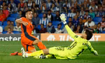 Đội trưởng Lautaro nổ súng giúp Inter hòa Sociedad ở trận lượt đi.