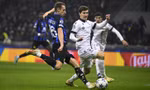 Tiền vệ Frattesi tung cú dứt điểm về phía khung thành Real Sociedad. 
