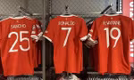 Tôm hùm bông 20 triệu đồng/con hút khách, áo đấu Cristiano Ronaldo cháy hàng