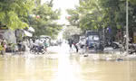 Người Hội An hối hả dọn bùn đất sau mưa lũ 