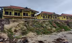 CLIP: Sóng biển 'ăn' sát bờ, đánh sập nhiều nhà ven biển Cửa Đại