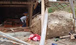 Tảng đá gần 4 tấn rơi làm sập nhà dân ở Quảng Nam