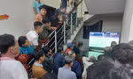 Người dân cổ vũ bóng đá trong khu tránh trú bão tập trung