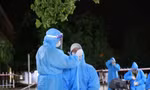 Ngành y tế lấy mẫu xét nghiệm COVID-19 cho người dân về từ TP. Hồ Chí Minh.