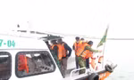 Huy động nhiều lực lượng khẩn trương tìm kiếm nạn nhân vụ lật ca nô du lịch. ảnh Hoài Văn.