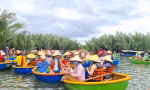 Trên bến dưới thuyền ken đặc du khách ở rừng dừa Bảy Mẫu Hội An 