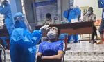 Xuyên đêm lấy mẫu xét nghiệm COVID-19 tại ổ dịch huyện Nam Trà My, Quảng Nam.