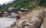 Đường vào các xã của huyện miền núi Phước Sơn, Quảng Nam nhiều đoạn đứt gãy hư hỏng do bão lũ từ năm 2020 nhưng đang chờ được triển khai.