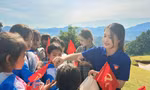 Gom quà năm học mới ‘cõng’ lên núi tặng em nhỏ vùng cao