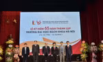 Lãnh đạo ĐH Bách khoa Hà Nội chúc mừng 3 hiệu trưởng trường Cơ khí; Công nghệ thông tin và Truyền thông; Điện - Điện tử. Ảnh: HUST.