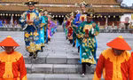 Tái hiện lễ Nguyên đán dưới thời nhà Nguyễn theo hình thức sân khấu hóa.