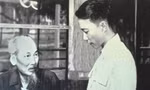 Nhà thơ Tố Hữu đọc thơ cho Bác nghe tại Phủ Chủ tịch.