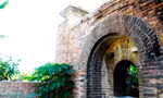 Chiếc cổng gạch cổ xưa vừa xuất lộ sau khi nhà dân di dời đi khỏi vùng Thượng thành, thuộc Kinh thành Huế.