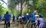 Thanh niên Lào Cai cào đất, bốc đá, thồ hàng khắc phục hậu quả bão lũ