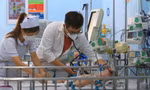 Bệnh viện Đà Nẵng phải tận dụng lối đi dọc hành lang để kê thêm giường điều trị bệnh nhân SXH Ảnh: Thanh Trần 