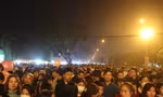 Biển người chen chân trong Lễ khai hội Đền Hai Bà Trưng