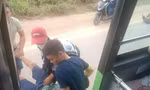 Nhân viên xe buýt đưa người bị tai nạn giao thông đi cấp cứu