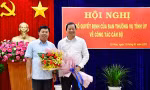 Bí thư Tỉnh uỷ Cà Mau Nguyễn Tiến Hải trao hoa, chụp ảnh lưu niệm với ông Thân Đức Hưởng (bên phải) tại buổi Lễ trao Quyết định nghỉ công tác, ngày13/1/2021. Ảnh: Báo Cà Mau