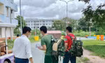 Cứ vịn tay em mà đứng dậy