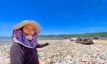 Rùng mình với hàng tấn rác thải chất đống ở đầm nước mặn Sa Huỳnh