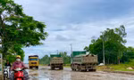 Xe quá tải “cày nát” tuyến đường nối KKT Dung Quất - Chu Lai.