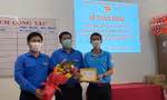 Anh Lương Thanh Thùy (phía ngoài cùng bên phải) được tặng Huy hiệu Tuổi trẻ dũng cảm. Ảnh: H.P