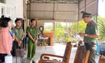 Cơ quan ANĐT Công an tỉnh Quảng Ngãi đọc quyết định khởi tố vụ án, khởi tố bị can Trần Thị Kiều Duyên. Ảnh: CACC
