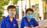 Em Nguyễn Anh Kiệt 14 tuổi và Huỳnh Ngọc Ánh Quốc 12 tuổi (từ trái sang) cùng tình nguyện tham gia chống dịch trong khu cách ly