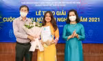 Đại diện dự án Smartos nhận giải thưởng triển vọng của cuộc thi Phụ nữ khởi nghiệp năm 2021. 