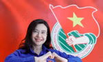 Chị Nguyễn Phạm Duy Trang, bí thư Trung ương Đoàn, chủ tịch Hội đồng Đội Trung ương chụp hình với lá cờ của Đoàn