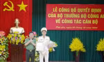 Đại tá Phan Thanh Tám - Giám đốc Công an tỉnh Phú Yên (trái) trao quyết định bổ nhiệm Phó Giám đốc Công an tỉnh Phú Yên cho Thượng tá Nguyễn Khỏe