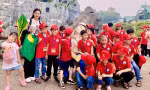 Dẫn tour tham quan, cô sinh viên Trường Đại học Văn hóa trở thành thần tượng của nhiều học sinh