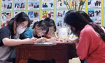 Sĩ tử 2006 đội mưa đến chùa Đậu cầu may trước thềm kỳ thi THPT năm 2024