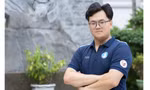 Nam sinh tốt nghiệp xuất sắc vượt hạn cùng bảng thành tích vàng