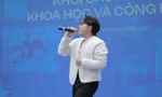 Sĩ tử 'say đắm' giọng ca 'Tình cờ yêu em' tại Ngày hội tuyển sinh khối các ngành Khoa học và Công nghệ