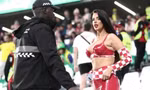 Mặc phản cảm, người mẫu bị cấm chụp hình trên khán đài World Cup